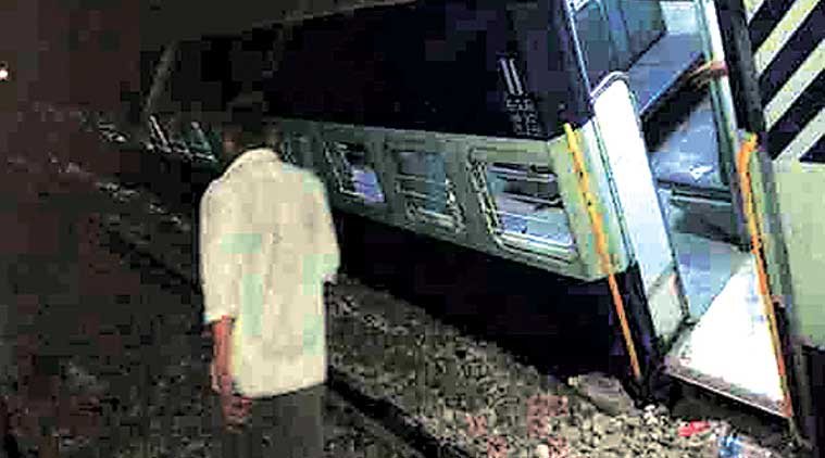 delhifaizabadexpresstrainderailsneargarhmukteshwar
